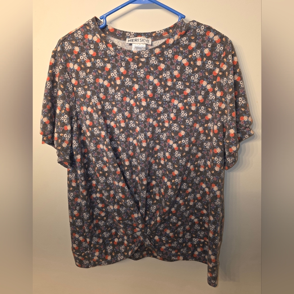 Meri Skye Floral Short Sleeve Twist Front Top - Gray Floral